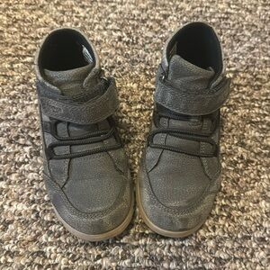 OshKosh little kids boots size 10